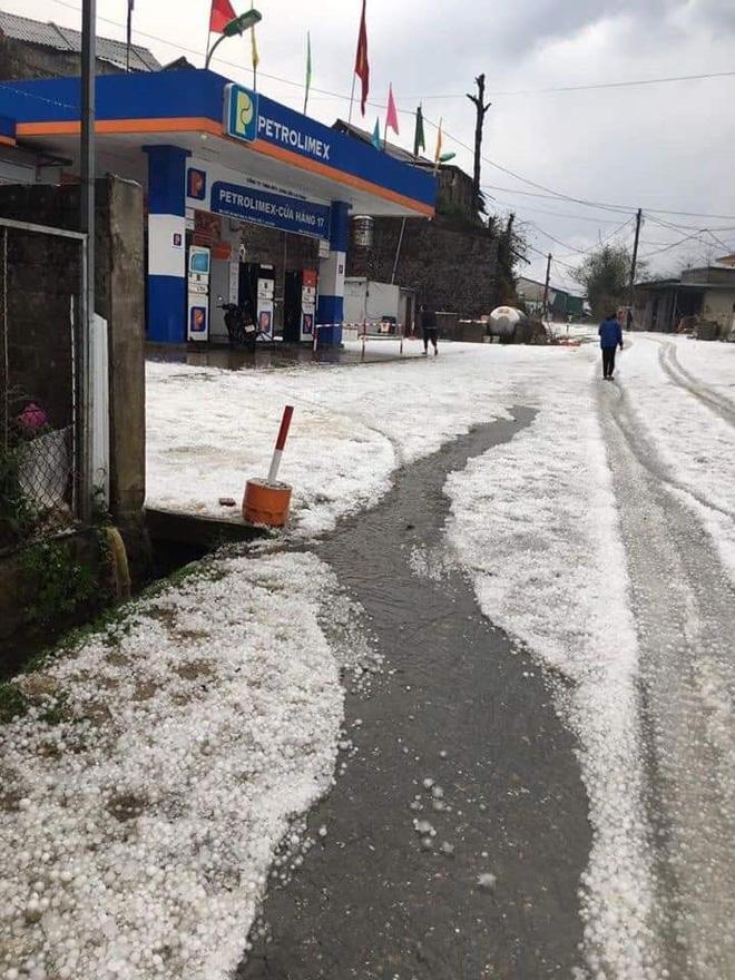 Sapa: Mưa đá to bằng viên bi phủ trắng đường như tuyết, ào ào tràn vào nhà dân-11