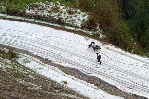 Sapa: Mưa đá to bằng viên bi phủ trắng đường như tuyết, ào ào tràn vào nhà dân-3