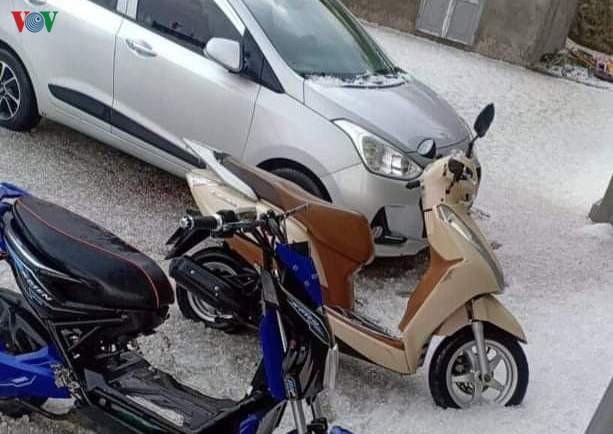 Sapa: Mưa đá to bằng viên bi phủ trắng đường như tuyết, ào ào tràn vào nhà dân-16