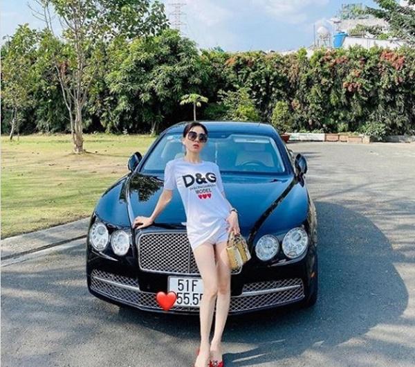 Lệ Quyên khoe dáng nuột nà và chia sẻ: "Giờ thấy miền nắng ấm là nơi an toàn... Mong miền Bắc nóng lên. Mong bình an cho mình, cho mọi người".