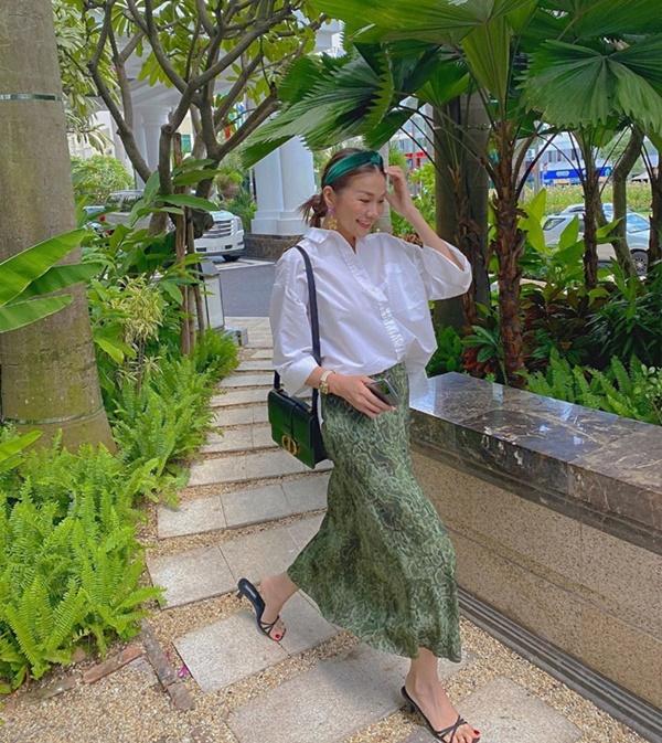 Biểu cảm vui tươi của Thanh Hằng giữa đời thường.