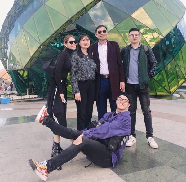 Linh Chi và Lâm Vinh Hải đưa bố mẹ đi du lịch ở Đà Lạt, khép lại tin sao Việt.