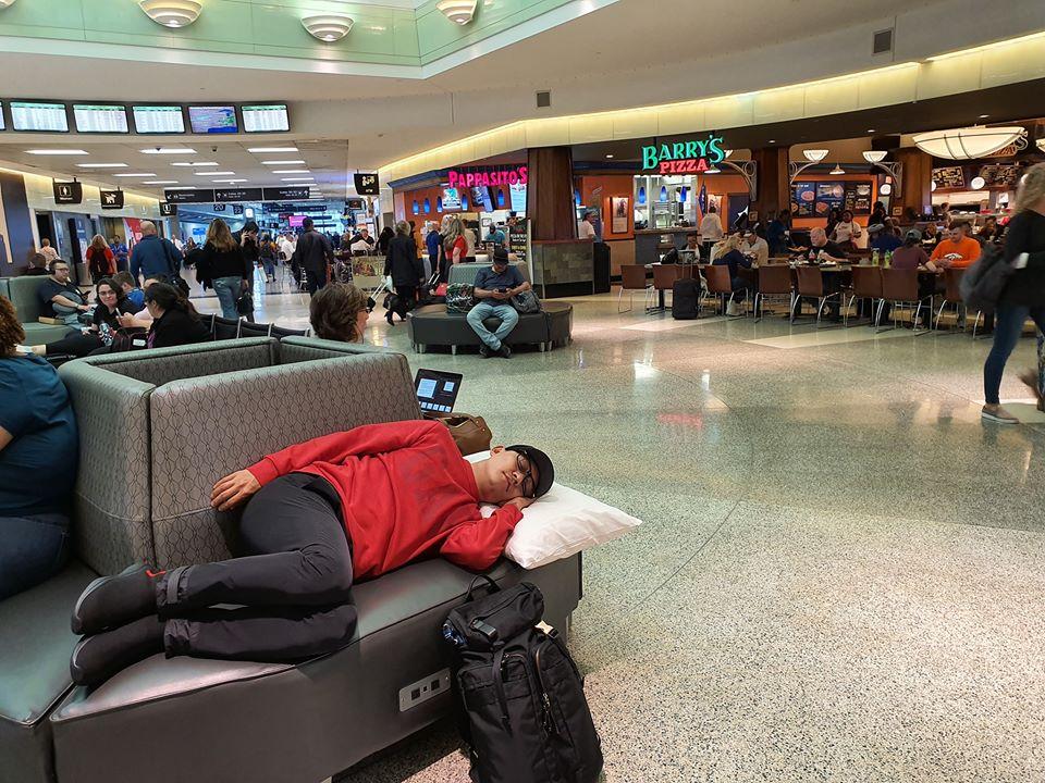 Bị chỉ trích vì nằm vạ vật ở sân bay, Tuấn Hưng đáp: Như vậy là bình thường-2