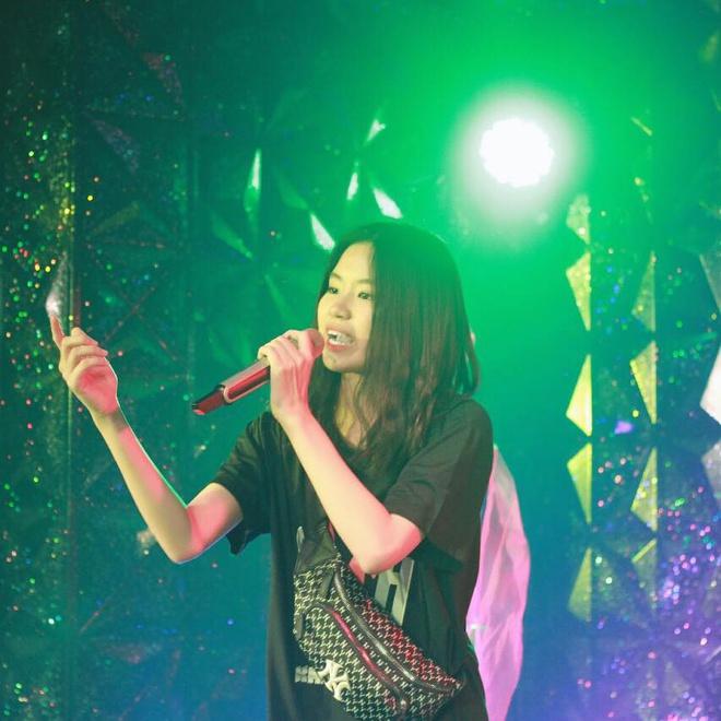 Vẻ ngoài của cô gái sinh năm 2003 đang gây chú ý ở nhạc Việt-4