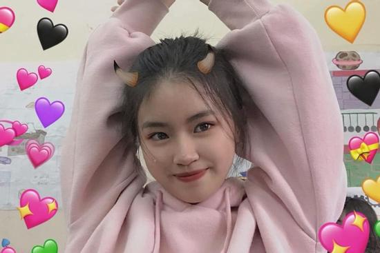 Vẻ ngoài của cô gái sinh năm 2003 đang gây chú ý ở nhạc Việt