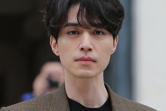 Lee Dong Wook và nhiều sao Hàn bị nghi là thành viên giáo phái Tân Thiên Địa