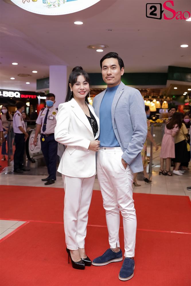 Cát Phượng hộ tống Kiều Minh Tuấn ra mắt phim mới giữa mùa dịch corona-3