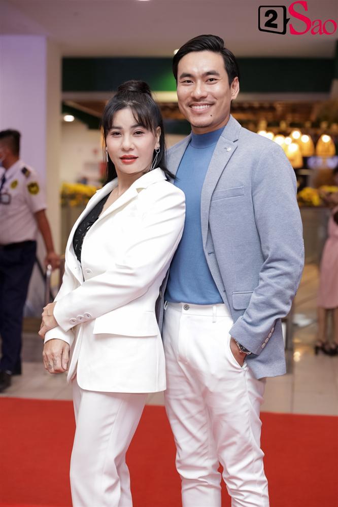 Cát Phượng hộ tống Kiều Minh Tuấn ra mắt phim mới giữa mùa dịch corona-4