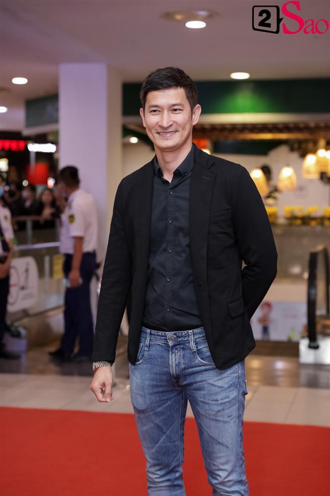 Cát Phượng hộ tống Kiều Minh Tuấn ra mắt phim mới giữa mùa dịch corona-14