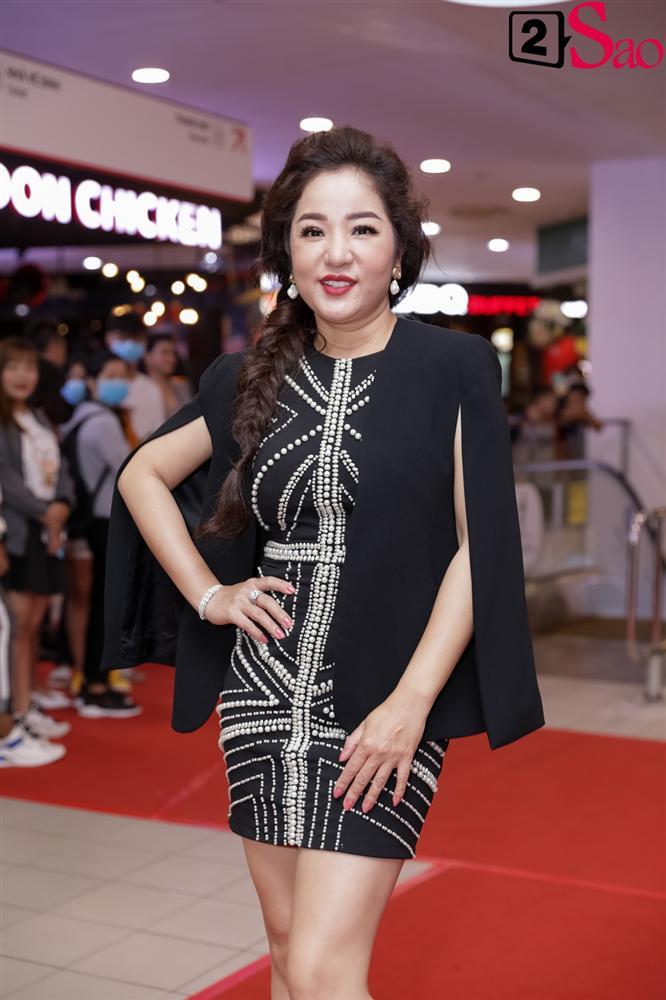 Cát Phượng hộ tống Kiều Minh Tuấn ra mắt phim mới giữa mùa dịch corona-12