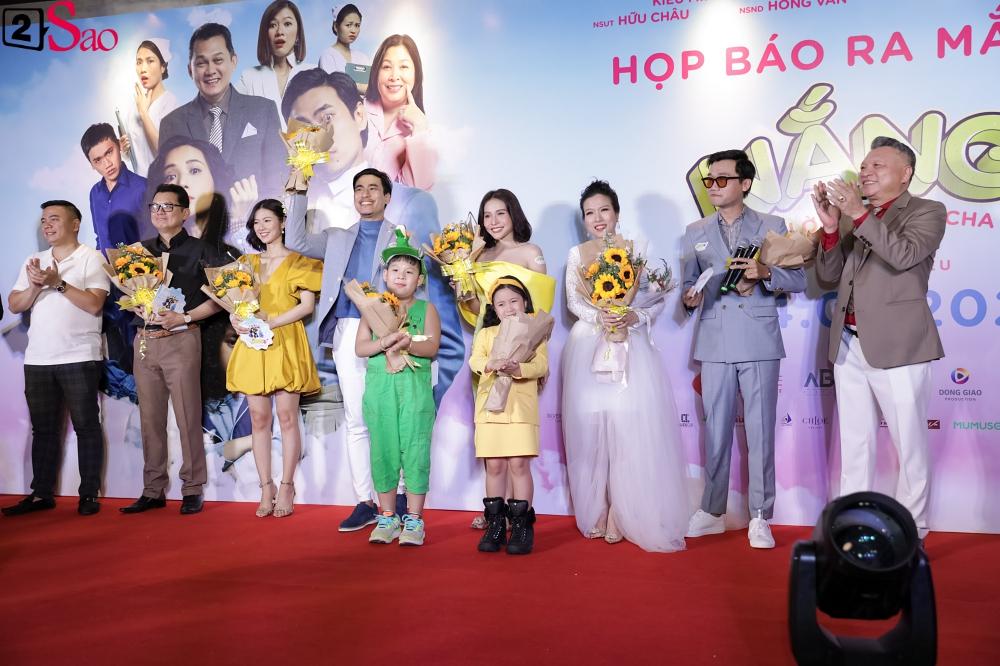 Cát Phượng hộ tống Kiều Minh Tuấn ra mắt phim mới giữa mùa dịch corona-19