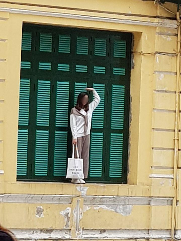 Chỉ trích cô gái trẻ trèo lên cửa sổ nhà cổ ở Hà Nội sống ảo, chủ nhân loạt ảnh bị ném đá ngược-2