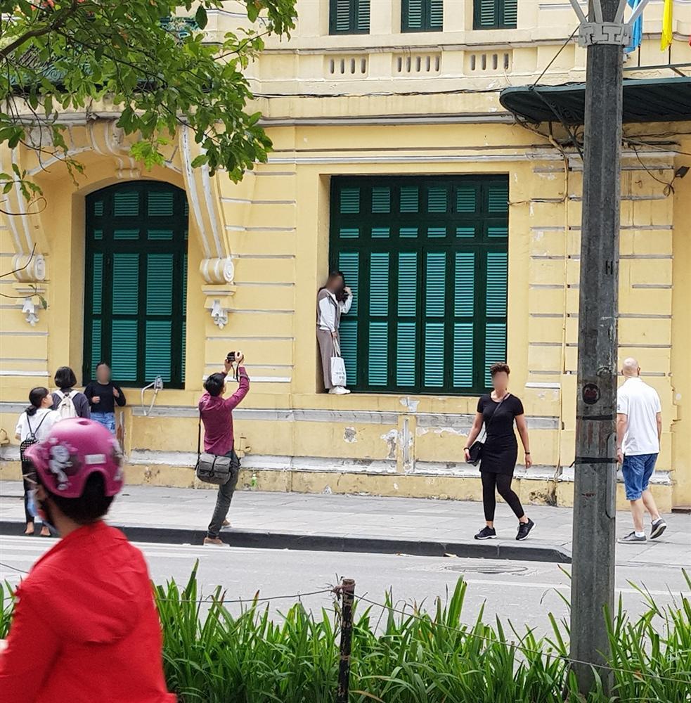 Chỉ trích cô gái trẻ trèo lên cửa sổ nhà cổ ở Hà Nội sống ảo, chủ nhân loạt ảnh bị ném đá ngược-3