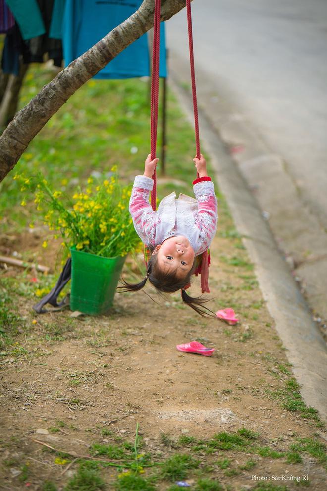 Khoảnh khắc cô bé Hà Giang nô đùa, cười rạng rỡ bên đường khiến bao người xao xuyến-1