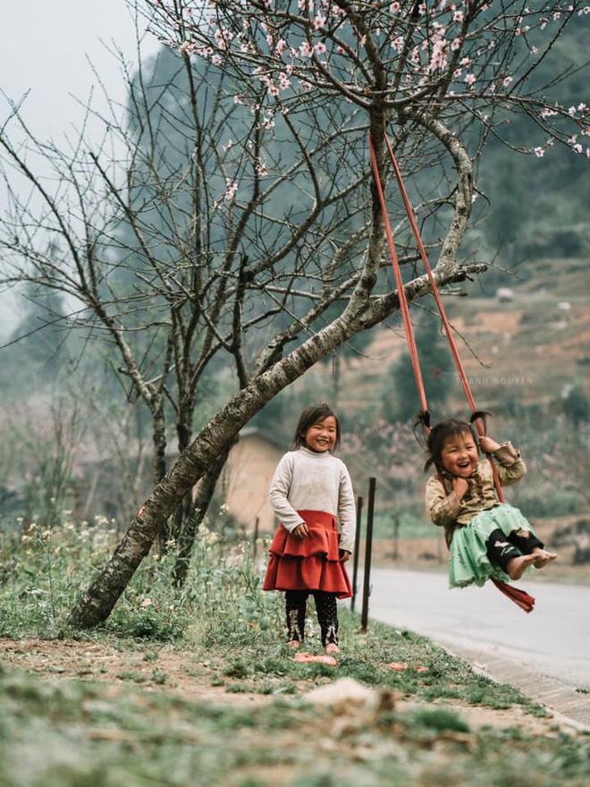 Khoảnh khắc cô bé Hà Giang nô đùa, cười rạng rỡ bên đường khiến bao người xao xuyến-3