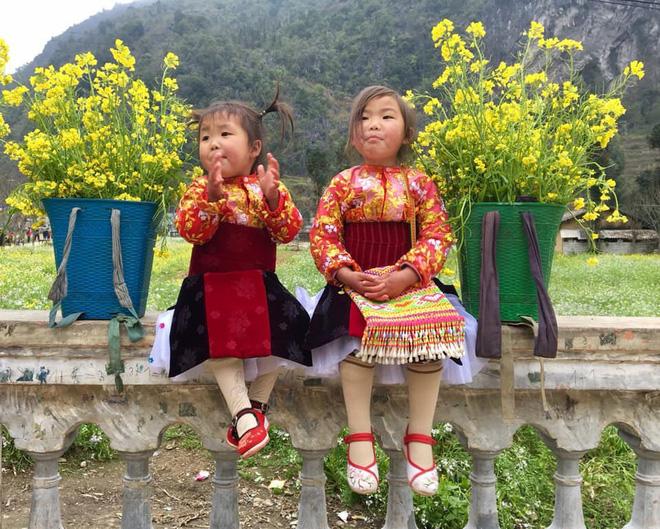 Khoảnh khắc cô bé Hà Giang nô đùa, cười rạng rỡ bên đường khiến bao người xao xuyến-4