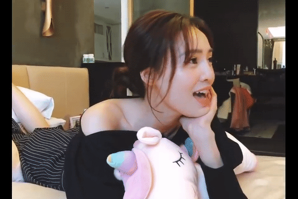 'Thánh phá hit' Ninh Dương Lan Ngọc mở liveshow tại gia, phát quạu vì không đu theo nổi Chi Pu