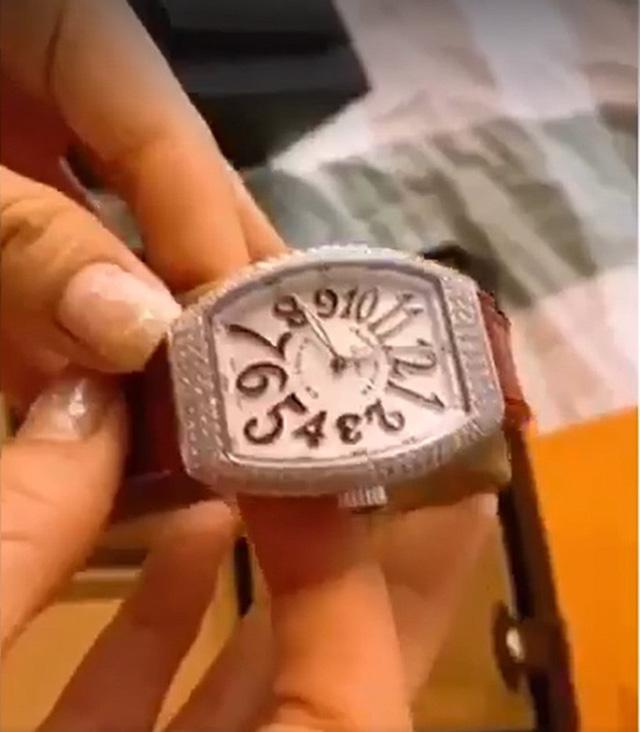 Trường Giang tặng vợ đồng hồ túi xách hàng hiệu, nhưng Nhã Phương chỉ băn khoăn chồng đã lập quỹ đen!-1