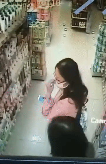 Giữa tâm dịch, người phụ nữ trung niên cố tình nhổ nước bọt vào nhân viên bán hàng-1