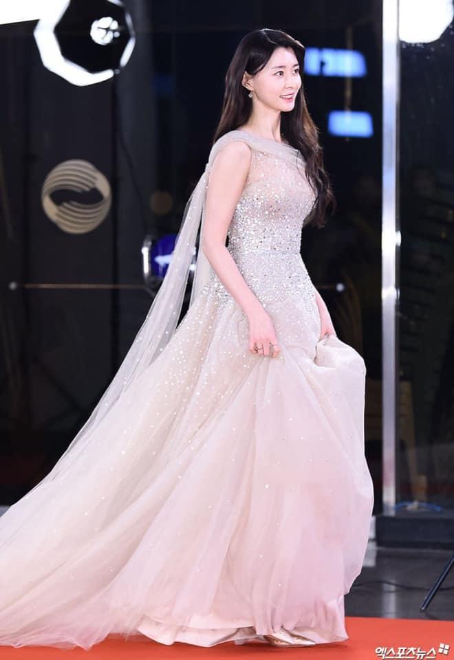 Nữ phụ Itaewon Class: Mặt mộc xuất sắc, thân hình nóng bỏng, từng hẹn hò Lee Jong Suk-9