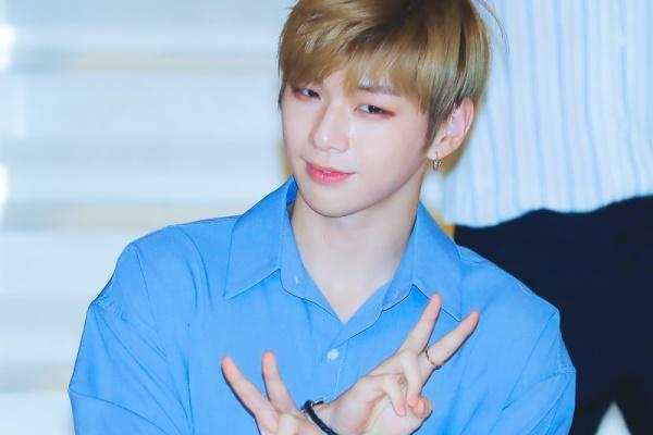 Kang Daniel: Vị trí thứ hai thuộc về center quốc dân – Kang Daniel với số phiếu bình chọn 2.926.535. Nam thần tượng sinh năm 1996 được fan ưu ái gọi là 