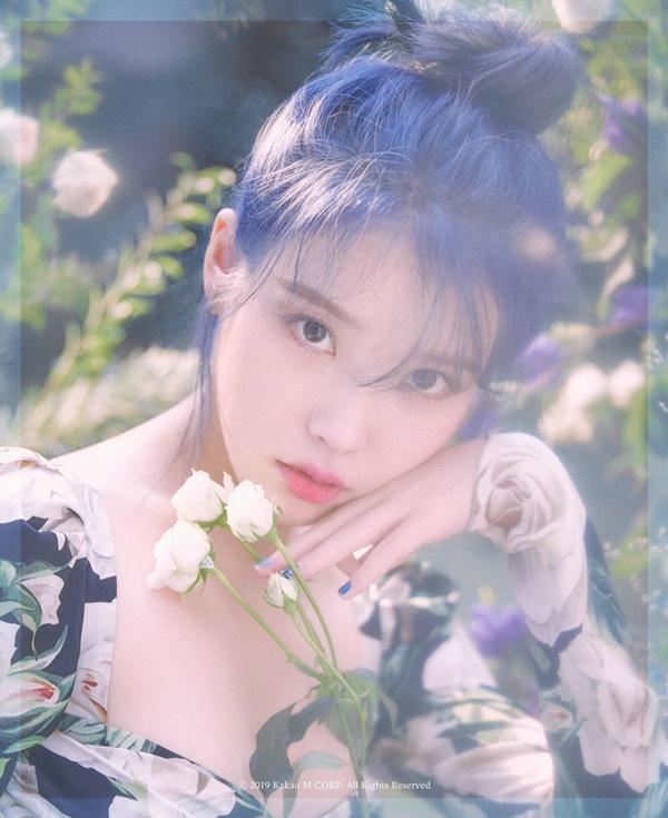 IU: “Em gái quốc dân” nằm trong top 3 với 997.811 phiếu bình chọn. Không chỉ sở hữu lượng fan đông đảo nhất nhì nhất Kpop, IU được các tiền bối gạo cội trong ngành dành lời khen ngợi cả về tài năng lẫn nhân cách, các nghệ sĩ đàn em cũng luôn dành cho IU một sự yêu mến.