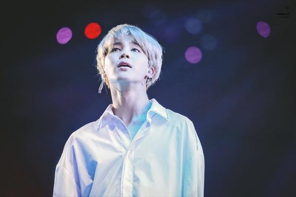 Ji Min: Thành viên BTS đứng vị trí cuối cùng trong top 5 với 805.776 phiếu. Nam idol sinh năm 1995 được người hâm mộ yêu mến nhờ giọng hát độc đáo và kỹ năng nhảy ấn tượng.