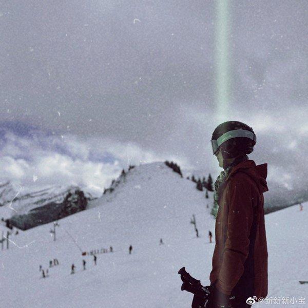 Con trai riêng của chồng Triệu Vy khoe ảnh gia đình không có mẹ kế, dân mạng xôn xao-2