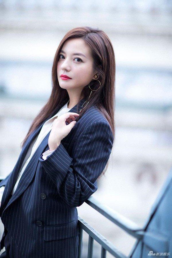 Con trai riêng của chồng Triệu Vy khoe ảnh gia đình không có mẹ kế, dân mạng xôn xao-5