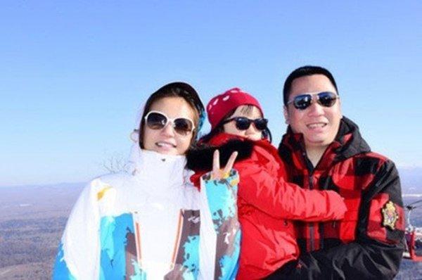 Con trai riêng của chồng Triệu Vy khoe ảnh gia đình không có mẹ kế, dân mạng xôn xao-6