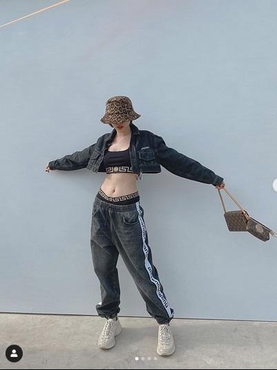 Tóc Tiên tự tin vén quần khoe múi bụng săn chắc khiến fan xịt máu mũi-7