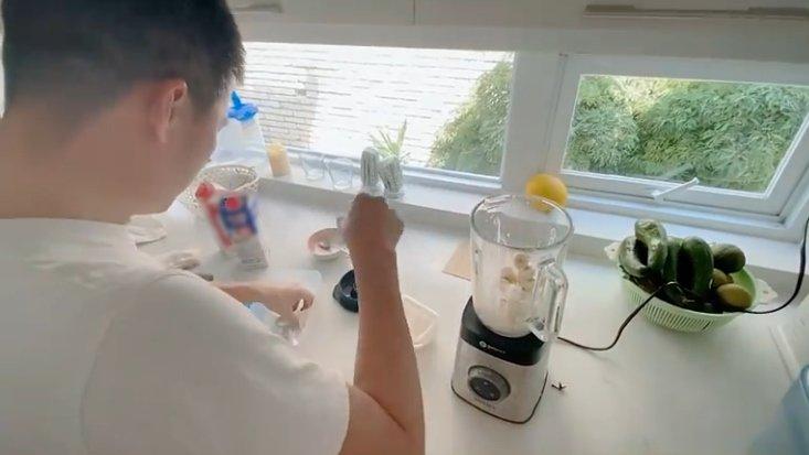 Vợ vừa đi mổ về, Công Vinh tận tuỵ làm món sinh tố chuối uyên ương phục vụ-3