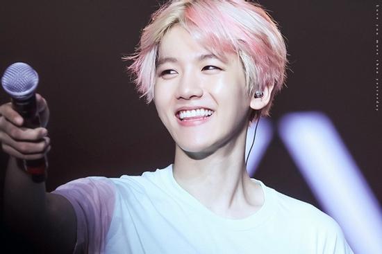 Nữ tiếp viên xin chữ ký của Baekhyun (EXO) cho chồng và cái kết không thể ngọt hơn