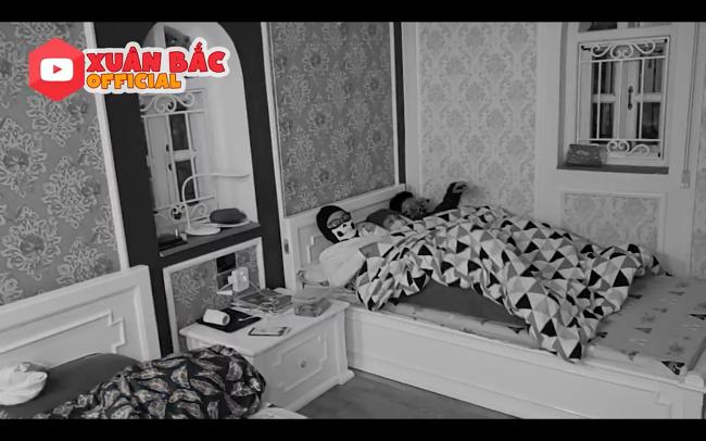 Nằm nhà xem phim về đại dịch cúm, con trai Xuân Bắc vẫn đeo khẩu trang để tránh lây nhiễm-1