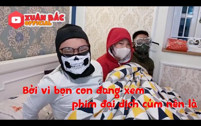 Nằm nhà xem phim về đại dịch cúm, con trai Xuân Bắc vẫn đeo khẩu trang để tránh lây nhiễm-2