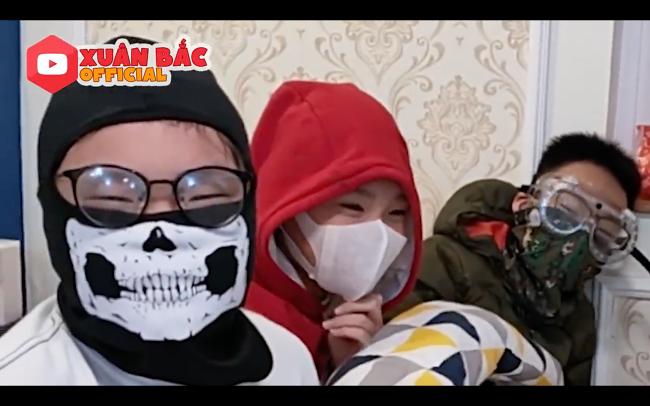 Nằm nhà xem phim về đại dịch cúm, con trai Xuân Bắc vẫn đeo khẩu trang để tránh lây nhiễm-4