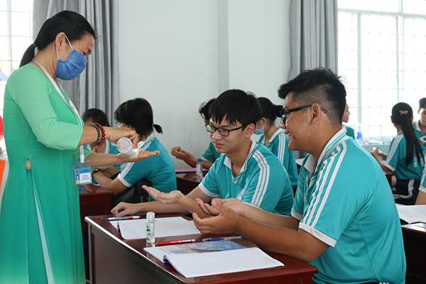 Cho 26 học sinh ở Kiên Giang nghỉ học vì dự đám cưới có chú rể người Hàn Quốc-1