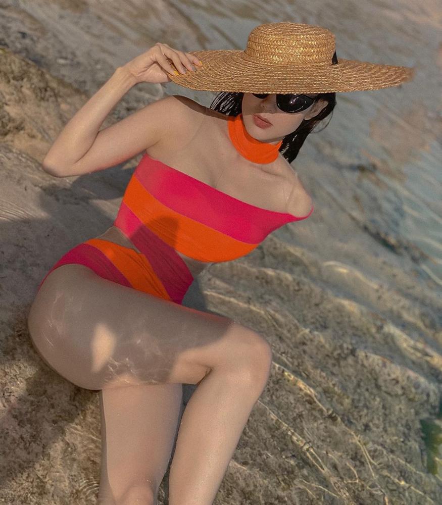 Minh Hằng đăng ảnh bikini giữa mùa dịch, ngâm mình trong nước để da dẻ mặn mòi-4