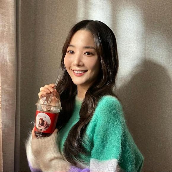 Pha đụng hàng bất phân giới tính: Từ Park Min Young đến Lee Dong Wook đều mê mệt chiếc áo màu mè-2