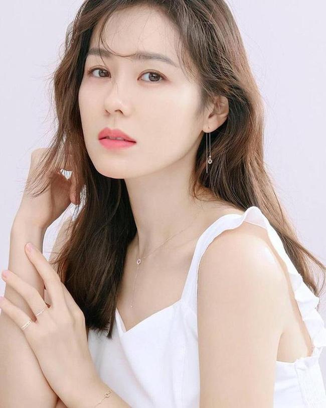 Hiện tại dù đã 38 tuổi song Son Ye Jin vẫn giữ được độ hot trong sự nghiệp. Mới đây nhất, vẻ đẹp của cô trong bộ phim 