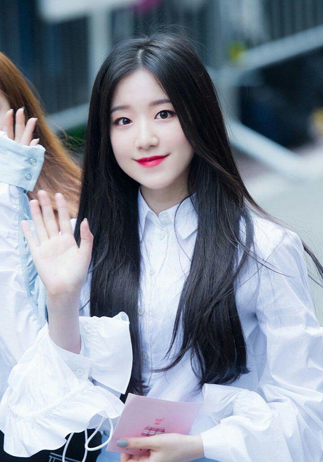 Dù mới hoạt động trong showbiz được hơn 1 năm, song thành viên Shuhua của nhóm nhạc nữ (G)I-DLE đã nổi bật lên như một hiện tượng nhờ vẻ ngoài xinh đẹp không tì vết.