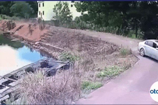 Tranh cãi đau đầu với pha xử lý xuống lòng đất của tài xế chắc vừa lấy bằng lái-3