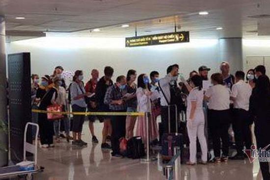 Tìm 5 người nhập cảnh bay cùng hành khách Nhật dương tính Covid-19