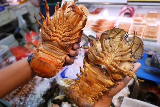 Người Nhật sơ chế tôm mũ ni đỏ làm sashimi