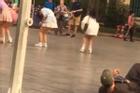 Kẻ biến thái nằm hẳn ra đường để nhìn trộm 2 cô gái mặc váy ngắn ở phố đi bộ Hà Nội