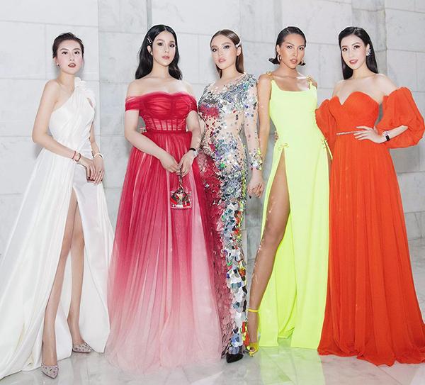 Ăn chơi như hội bạn thân Kỳ Duyên: Diện dresscode bikini mà từ mẹ bỉm đến gái xuân đều sexy hết cỡ-9