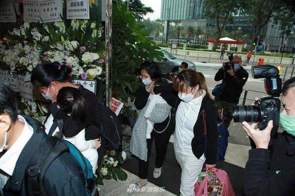 Đám tang mẹ Thiên vương Quách Phú Thành: Con trai, con dâu đeo khẩu trang, quan khách thưa thớt-4