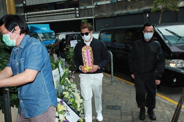 Đám tang mẹ Thiên vương Quách Phú Thành: Con trai, con dâu đeo khẩu trang, quan khách thưa thớt-6