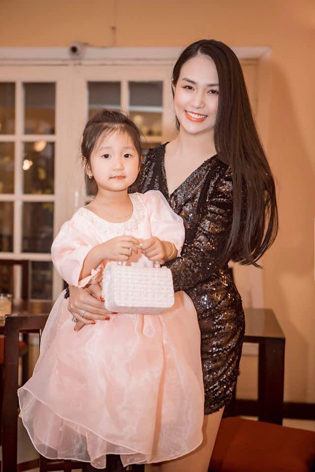 Vợ Tuấn Hưng bất ngờ đổi tóc mái bằng nhưng lại sai quá sai-3