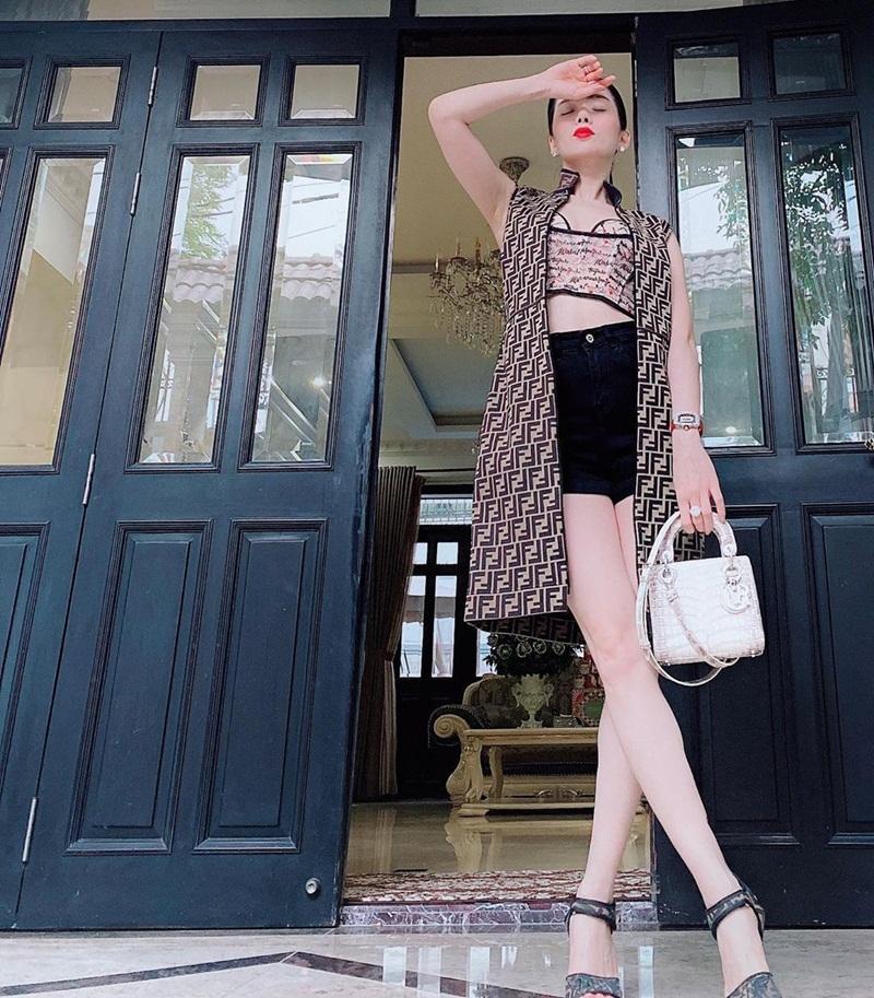 Lệ Quyên khoe street style nhưng bị soi photoshop méo chân - Phạm Hương lên đồ ngập tràn sắc hè-3